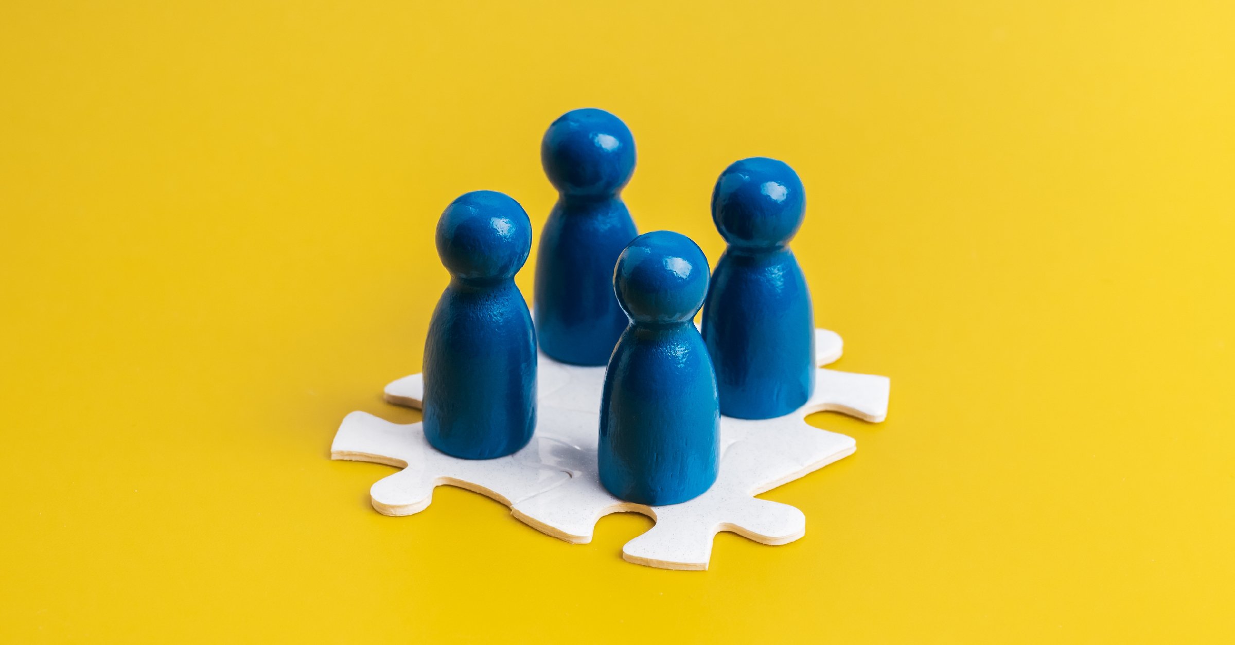 Do Senior Professionals Really Network More? Covve Compass Reveals a Pattern